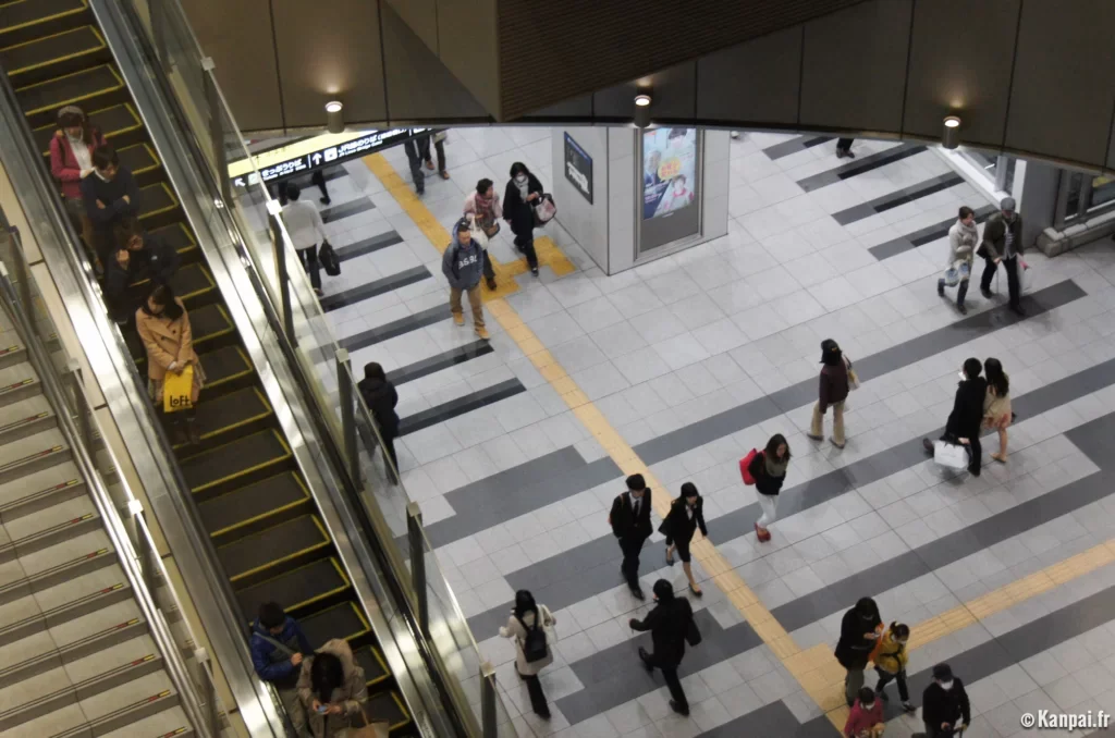 Les japonais se tiennent à gauche à Tokyo et à droite à Osaka? Pourquoi cette différence ?
